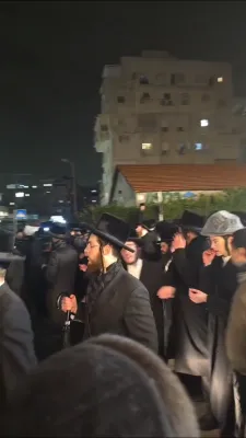 חסידי וויזניץ באגלייטן כ"ק אדמו"ר מוויזניץ שליט"א אויפן וועג קיין לאס אנדזשעלעס לצרכי רפואה 