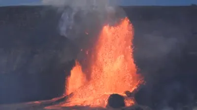 הערליכע לאווא פייער נאך א וואולקעינאו אין האוואיי