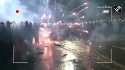 פייערווארקס אין אינסטאנבול בשעת די מאסיווע פראטעסטן גייען אן