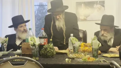 כ"ק ראב"ד סקווירא שליט"א ביים דערציילן סיפורי מופת ביי דע סעודת יארצייט פון הרה"ק רבי ישעי'לע מקערעסטיר זי"ע