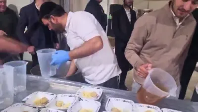 ביליאנער מארי האבערפעלד טיילט עסן פאר אידן ביי רבי ישעיה'לע קערעסטירער זי"ע 