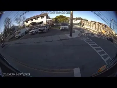 צוויי אומ'אחריות'דיגע דרייווער אין קרית יואל פארן אריבער א באס רויט לייט