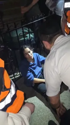 ארעסט פון באוואפנטע פארברעכער אין הארץ פון די היימישע געגנט אין בארא פארק