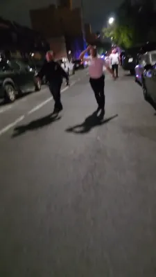 ארעסט פון באוואפנטע פארברעכער אין הארץ פון די היימישע געגנט אין בארא פארק