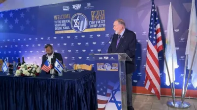 אמעריקאנע אמבאסאדאר אין מדנ"י מייק האקאבי האלט אפ א באזוך און טרעט אויף אין שילה