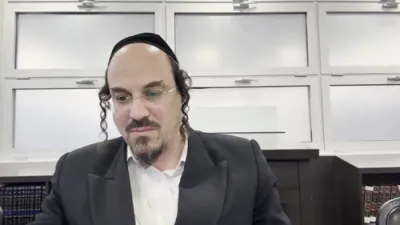 הערליכע מעשה פון אמונה פשוטה  הרה"ק רבי מסאטמער זי"ע  דורך הרב אליהו שווארץ, ביים שיעור פון עמוד היומי דרשו - עירובין דף ס"ו ע"א
