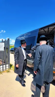הנגיד החסיד הישיש רבי ישראל דוב גאלדבערגער שליט"א, מגדולי נדיבי סאטמאר, מיט זיינע חשוב'ע קינדער אינעם אוהל הק' אין ליסקא, מקום מנוחתם של הגה"ק בעל אך פרי תבואה זי"ע וחתנו מ"מ הגה"ק בעל טל חיים זי"ע