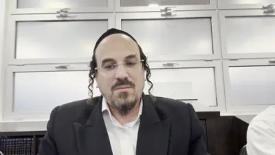 הערליכע מעשה פון א פשוטע יוד פון מרן הרה"ק החתם סופר זי"ע דורך הרב אליהו שווארץ, ביים שיעור פון עמוד היומי דרשו - עירובין דף ס"ו ע"ב