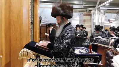 כ"ק אדמו"ר מסאדיגורא ירושלים שליט"א ביים מתפלל זיין און לחיים אין מערת המכפלה אין חברון - יום זכאי, אסרו חג פסח תשפ"ה