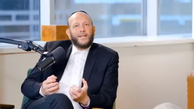 אלי קארפ דערציילט וויאזוי פון א טיטשער איז ער געווארן רייך צו א האלב ביליאן דאלער 