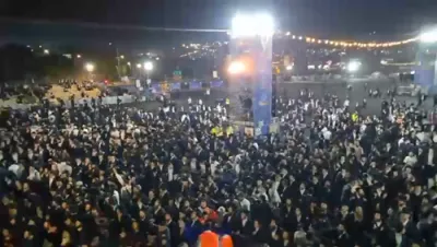 טויזענטער ביים הדלקה בחצר הקודש ראחמסטריווקא אין מירון