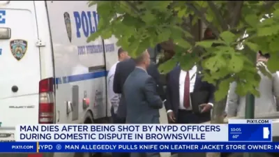 NYPD אפיציר דערשיסט צום טויט א באוואפנטע מאן מיט מעסער אין א דירה.