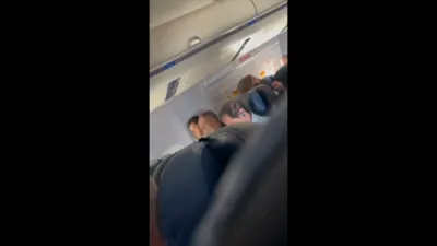 שאק ווען א פאסאזשיר האט פרובירט צו עפענען די עמערדזשענסי טיר פונעם ערעפלאן 