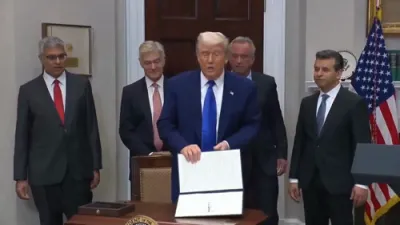ברעיקינג: פרעזידענט טראמפ שרייבט אונטער א עקזעקוטיוו ארדער צו שניידן מעדיקעיט פרייזן.