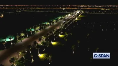 פרעזידענט טראמפ גייט צום לוסייל פאלאץ אין קאטאר מיט א מאטארקאדע און פערד.