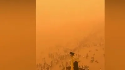שרעקליכער זאמד שטורעם פארכאפט 10,000 טוריסטן אין טשיינע