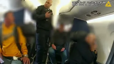 פולע סצענע ווי פאליציי רעאגירן צו א פאל ווי א מענטש איז ארויף אויפן ערעפלאן מיט א ביקס