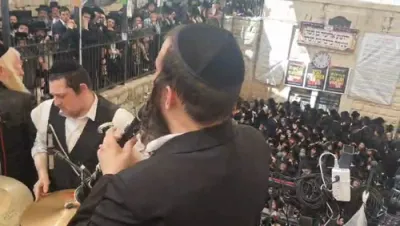 נאך פון די טענץ אין מערת הרשב"י מירון