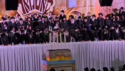 עריכת שולחן הטהור לג בעומר פון כ"ק אדמו"ר מסאטמאר שליט"א אין נעווי יארד
