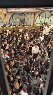 פייערדיגע ריקודים אין חצר מערת רשב"י