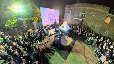 הדלקה לג בעומר בחצר הגה"צ רבי בנימין אייזענבערגער שליט"א 