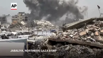 מאסן עזה איינוואוינער פארלאזן זייערע הייזער נאך איזראעלי אטאקעס
