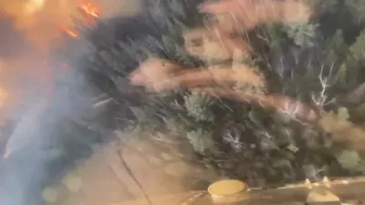 פייער לעשער העליקאפטער פרובירן צו לעשן די פייערן אין מיניסאוטע 