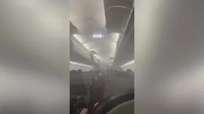 א ערעפלאן פון ניו יארק איז אנגעפולט געווארן מיט רויעך שאפנדיג א בהלה