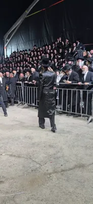 הדלקה בחצר הקודש זוועהיל