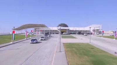 פרעזידענט טראמפ באקומט א שיינע גרויסע אויפנאמע אין אבו דאבי אינטערנאציאנאלן לופטפעלד.