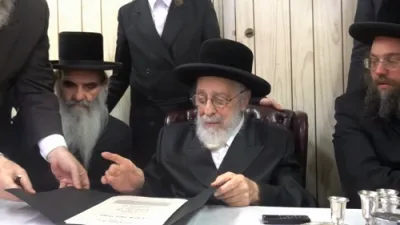 לחיים טיש ביומא דהילולא של הגה"ק בעל "טל חיים " מליסקא זיע-מעמד חתימת קנין זכות השם של בנין הכנסת אורחים בעיר האבות ליסקא "אוהל לאה אינדיג " ע"י הרב נפתלי משה אינדיג הי"ו מראשי עסקני סאטמאר