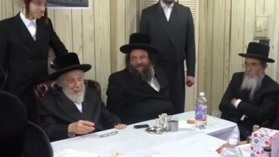 לחיים טיש ביומא דהילולא של הגה"ק בעל "טל חיים " מליסקא זיע-מעמד חתימת קנין זכות השם של בנין הכנסת אורחים בעיר האבות ליסקא "אוהל לאה אינדיג " ע"י הרב נפתלי משה אינדיג הי"ו מראשי עסקני סאטמאר