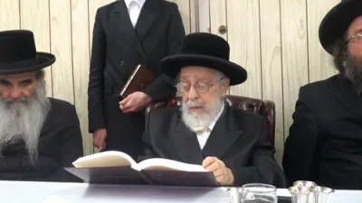לחיים טיש ביומא דהילולא של הגה"ק בעל "טל חיים " מליסקא זיע-מעמד חתימת קנין זכות השם של בנין הכנסת אורחים בעיר האבות ליסקא "אוהל לאה אינדיג " ע"י הרב נפתלי משה אינדיג הי"ו מראשי עסקני סאטמאר