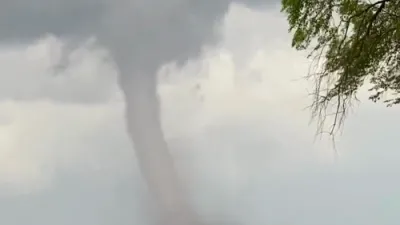 שרעקעדיגע סצענע פון א טורנעידאו אין וויסקאנסין