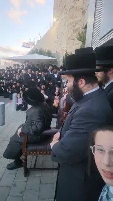 הונדעטער חסידי וויזניץ פרייען זיך יעצט מיט כ"ק אדמו"ר מוויזניץ שליט"א לרפואה שלמה צוריקקומען קיין ארץ ישראל 
