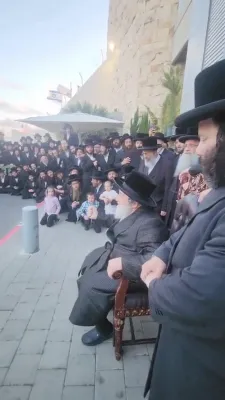 הונדעטער חסידי וויזניץ פרייען זיך יעצט מיט כ"ק אדמו"ר מוויזניץ שליט"א לרפואה שלמה צוריקקומען קיין ארץ ישראל 