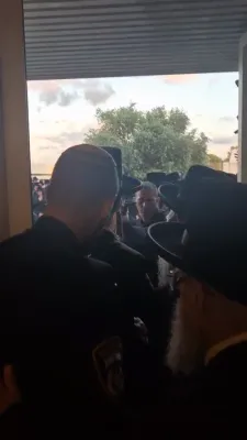 הונדעטער חסידי וויזניץ פרייען זיך יעצט מיט כ"ק אדמו"ר מוויזניץ שליט"א לרפואה שלמה צוריקקומען קיין ארץ ישראל 