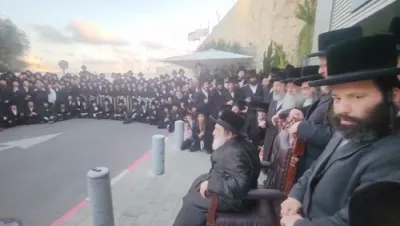 הונדעטער חסידי וויזניץ פרייען זיך יעצט מיט כ"ק אדמו"ר מוויזניץ שליט"א לרפואה שלמה צוריקקומען קיין ארץ ישראל 