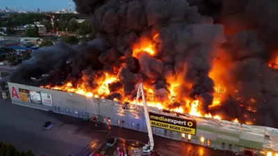 פרישע באשולדיגונג פון פולין אויף רוסלאנד נאך א פייער אין א פולישע שאפינג צענטער אפאר יאר צוריק 