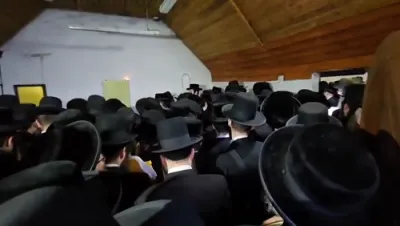 הרה"ג רבי יוסף חיים גרינוואלד שליט"א מיט א גרופע אידן זענען מתפלל על ציון קדשו פון הרה"ק רבי בונם פון פרשיסחא זי"ע