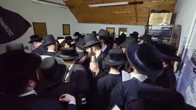 הרה"ג רבי יוסף חיים גרינוואלד שליט"א מיט א גרופע אידן זענען מתפלל על ציון קדשו פון הרה"ק רבי בונם פון פרשיסחא זי"ע