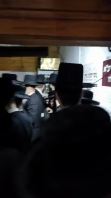הרה"ג רבי יוסף חיים גרינוואלד שליט"א מיט א גרופע אידן זענען מתפלל על ציון קדשו פון הרה"ק רבי בונם פון פרשיסחא זי"ע
