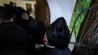 הרה"ג רבי יוסף חיים גרינוואלד שליט"א מיט א גרופע אידן זענען מתפלל על ציון קדשו פון הרה"ק רבי בונם פון פרשיסחא זי"ע