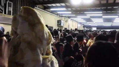 כ"ק גאב"ד קארלסבורג שליט"א טאנצט בהתלהבות מיט בנו הרה"צ רבי יואל רוטה שליט"א מברסלב אין מירון