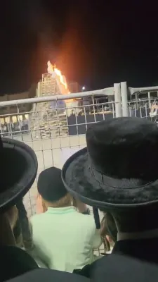 הדלקה בחצר הקודש טאהש
