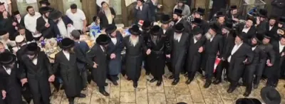 כ"ק אדמו"ר מסאדיגורא שליט"א טאנצט בחצר רשב"י