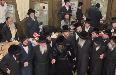 כ"ק אדמו"ר מסאדיגורא שליט"א טאנצט בחצר רשב"י