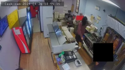 א מאן מיט מעסער גנב'עט פלייש און סאוס פון א רעסטוראנט אין אוסטראליע