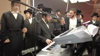 פולע גאלערי: הדלקה בחצר הקודש סקולען פון לעיקוואד