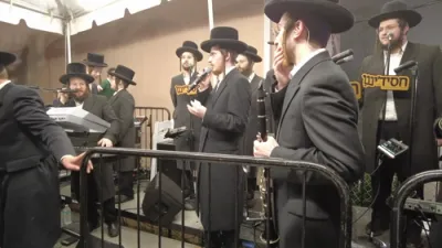 פולע גאלערי: הדלקה בחצר הקודש סקולען פון לעיקוואד